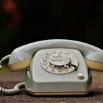 au téléphone